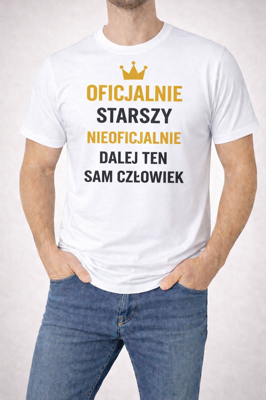 64863FFD-5A5D-47E1-BA99-272E7DE50FA5 Koszulka „Oficjalnie starszy, nieoficjalnie dalej ten sam” - obrazek 1